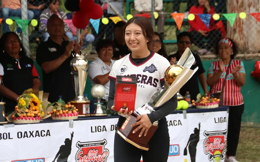 Equipos de la Liga de Softbol de Oaxaca (LIG-OAX) se preparan en el campo, listos para el arranque de la esperada postemporada.