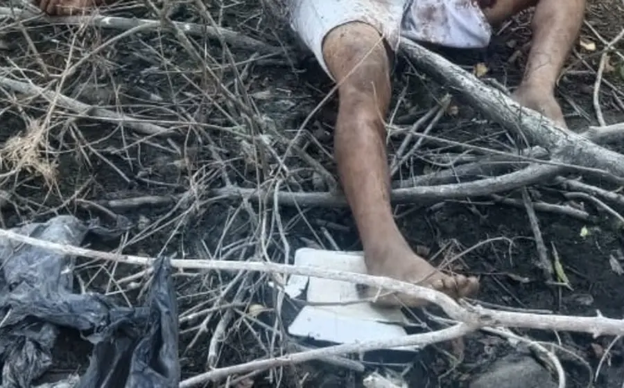 El cuerpo del joven Artemio de Jesús H.S., de 27 años, quien fue asesinado y abandonado debajo de un puente.