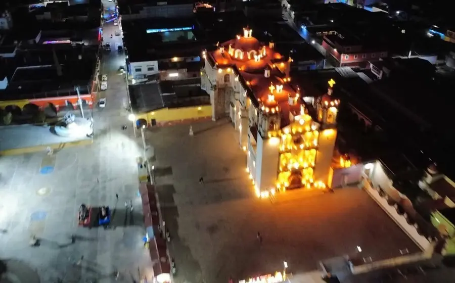 Escena del crimen en el centro de Ejutla de Crespo, donde un hombre fue asesinado, marcando el segundo homicidio en 48 horas.