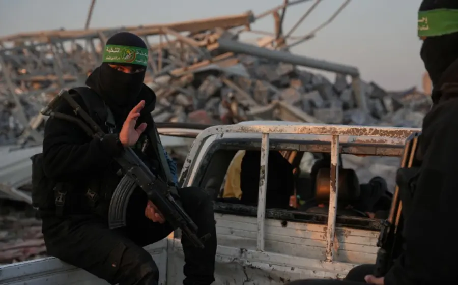 Una base de cohetes cerca de la Franja de Gaza muestra destrucción tras un ataque militar de las fuerzas de Israel.
