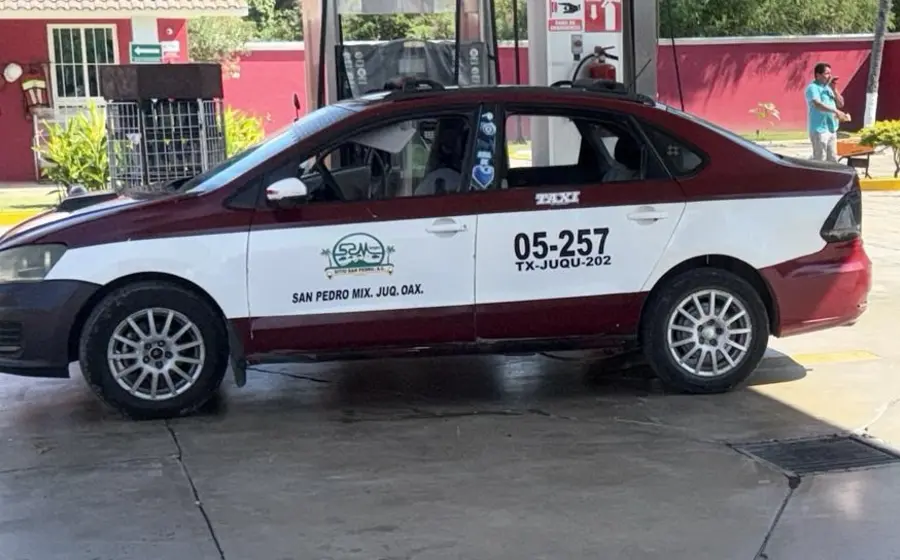 Un taxista fue víctima de un ataque armado por sicarios mientras se encontraba cargando gasolina en una estación de servicio.