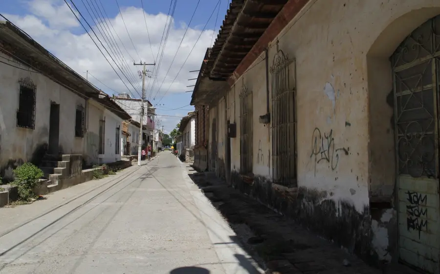 Imagen que representa el aumento de la percepción de inseguridad en Tehuantepec, donde delitos como robos y extorsiones afectan a la población.