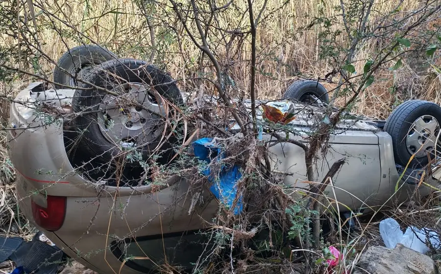 Un auto compacto yace volcado sobre el pavimento en Ocotlán, después de que el conductor abandonara el vehículo tras el accidente vial.