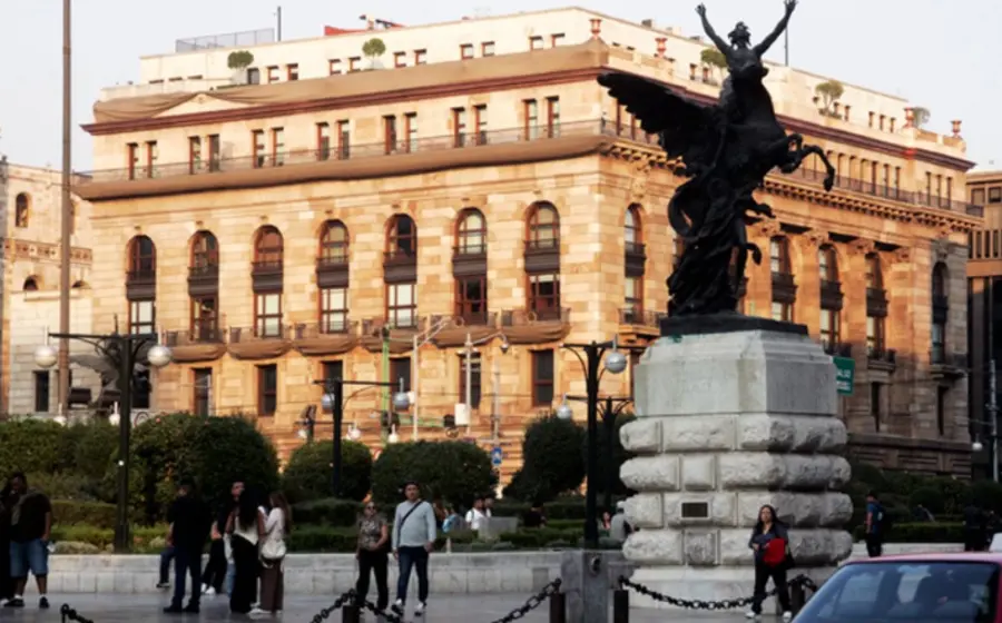 La junta de gobierno del Banco de México (BdeM) durante el anuncio de los recortes graduales a la tasa de interés del país.