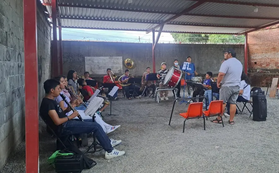 Integrantes de la Banda Filarmónica Sandunga, que representa la identidad musical del Istmo, posan para una foto por su 17º aniversario.