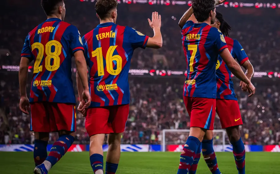 El equipo del FC Barcelona celebra su pase a la final de la Supercopa de España tras un emocionante partido.