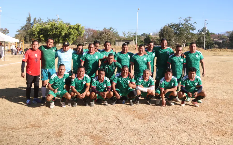 El equipo del Barrio Guadalupe celebra su victoria tras consagrarse campeón del torneo de veteranos de los Barrios en Cuilápam de Guerrero.