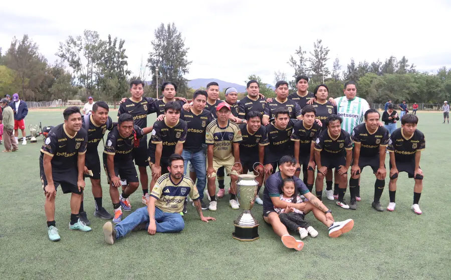 El equipo del Barrio San Jacinto celebra su victoria al coronarse como el flamante campeón del torneo de los barrios para la edición 2025.