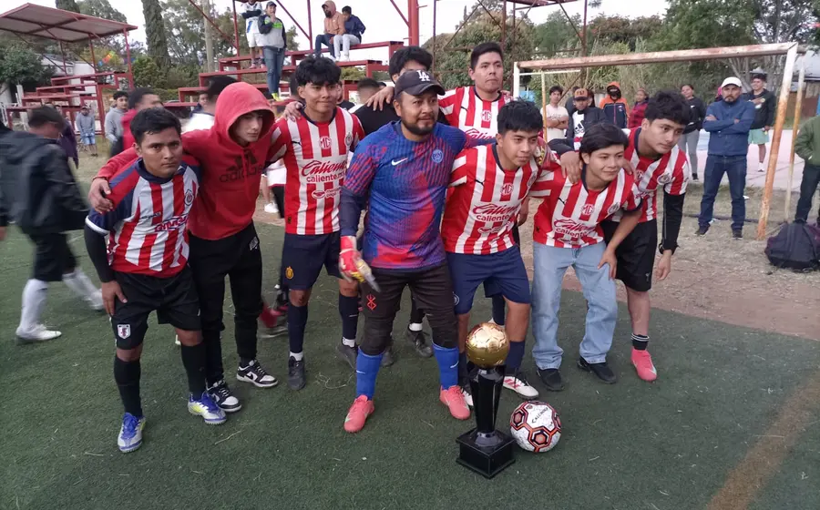 El equipo del Barrio San Sebastián celebra tras ser coronado campeón del primer Torneo de Futbol de los Barrios de Cuilápam.