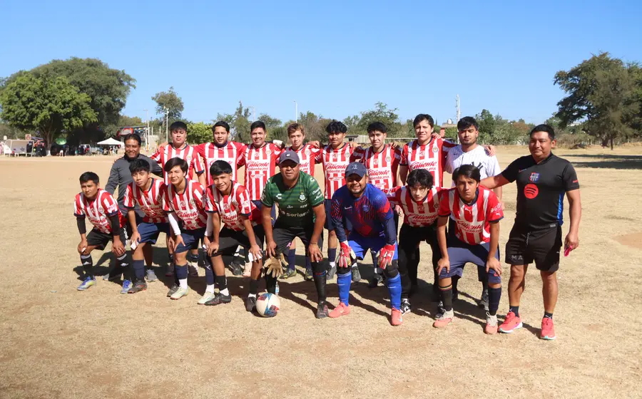 El equipo del Barrio San Sebastián celebra su victoria al coronarse campeón del Torneo de Barrios de Cuilápam de Guerrero.