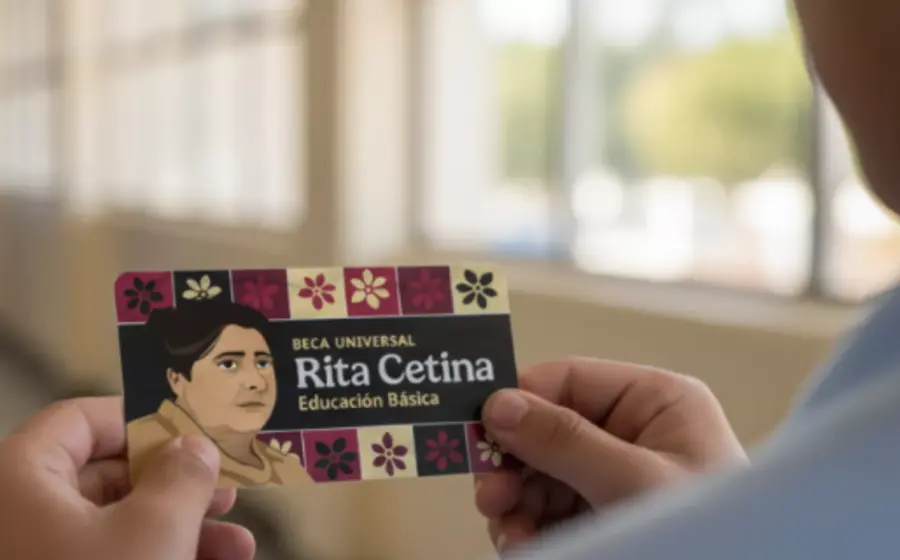 Un grupo de estudiantes de primaria se muestra feliz y atento en su salón de clases, beneficiados por la ampliación de la beca 'Rita Cetina'.