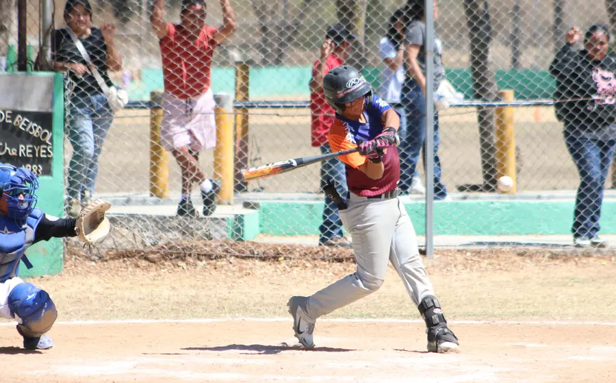 Jóvenes beisbolistas compiten en la Olimpiada, buscando con sus batazos asegurar el pase a la siguiente etapa del torneo Regional.