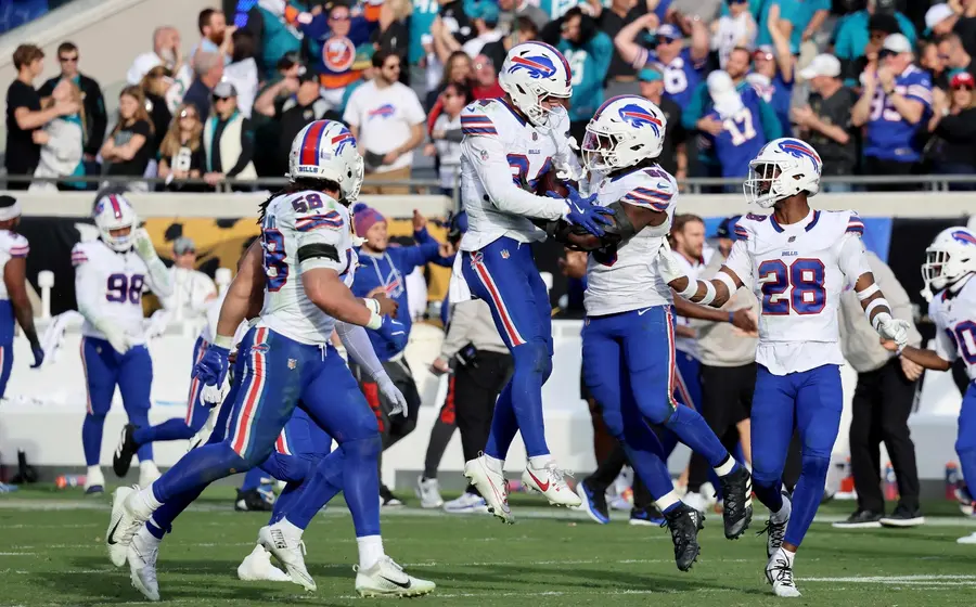 Los jugadores de los Bills de Buffalo celebran en el campo su avance a la ronda divisional tras su victoria sobre Jacksonville.
