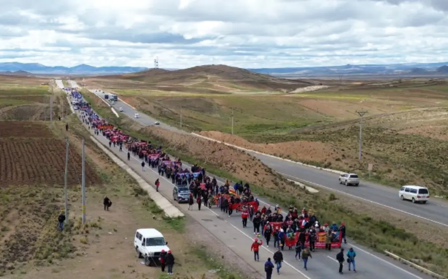 Vista de uno de los 30 puntos de bloqueo en una ruta troncal, implementado por sindicatos en protesta contra medidas económicas.