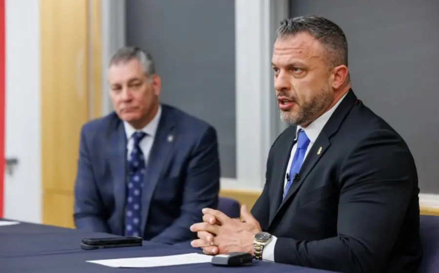 Brian O'Hara, jefe de la policía de Mineápolis, retratado en medio de la creciente tensión política que vive la ciudad tras un asesinato.