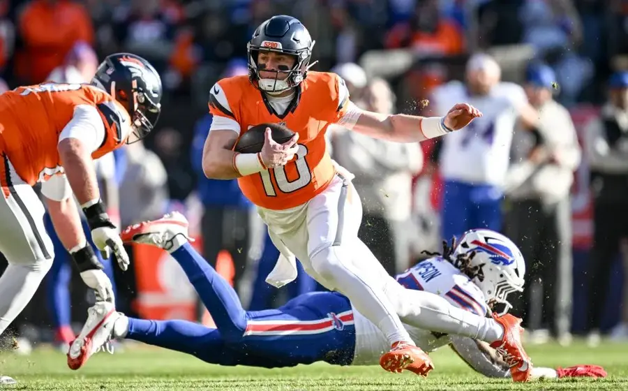 Los Broncos de Denver celebran la victoria sobre los Bills de Búfalo en un reñido partido de la NFL que se definió en tiempo extra.