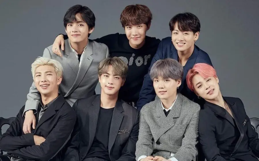 El grupo de K-pop BTS durante una presentación en vivo en México, generando euforia entre sus miles de fans conocidos como ARMY.