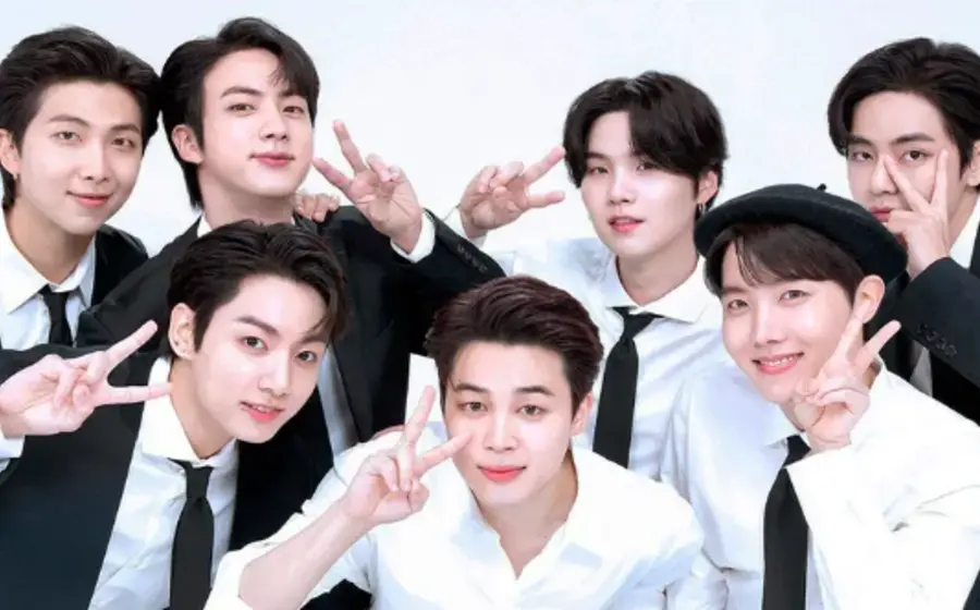El grupo surcoreano BTS es fotografiado durante su llegada a México, en el contexto de la petición de Claudia Sheinbaum para más conciertos.