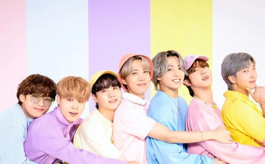 La popular banda surcoreana de K-pop BTS en una foto grupal promocional, anunciando su esperado regreso a los escenarios con un concierto en CDMX.