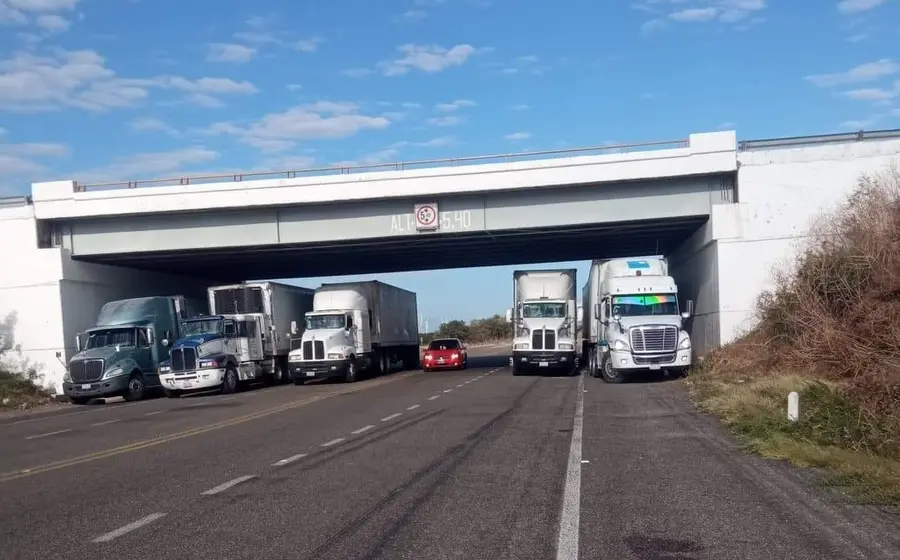 Varios camiones de carga se encuentran varados en una carretera del Istmo debido a los fuertes vientos provocados por el frente frío.