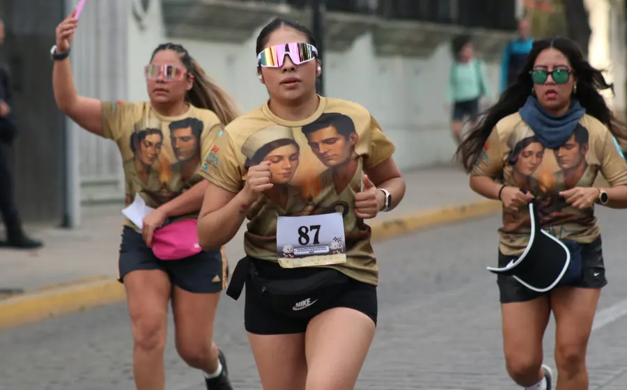 Participantes en la línea de salida de la carrera Atlética Enfermería Oaxaca, con punto de partida y meta en el parque El Llano.
