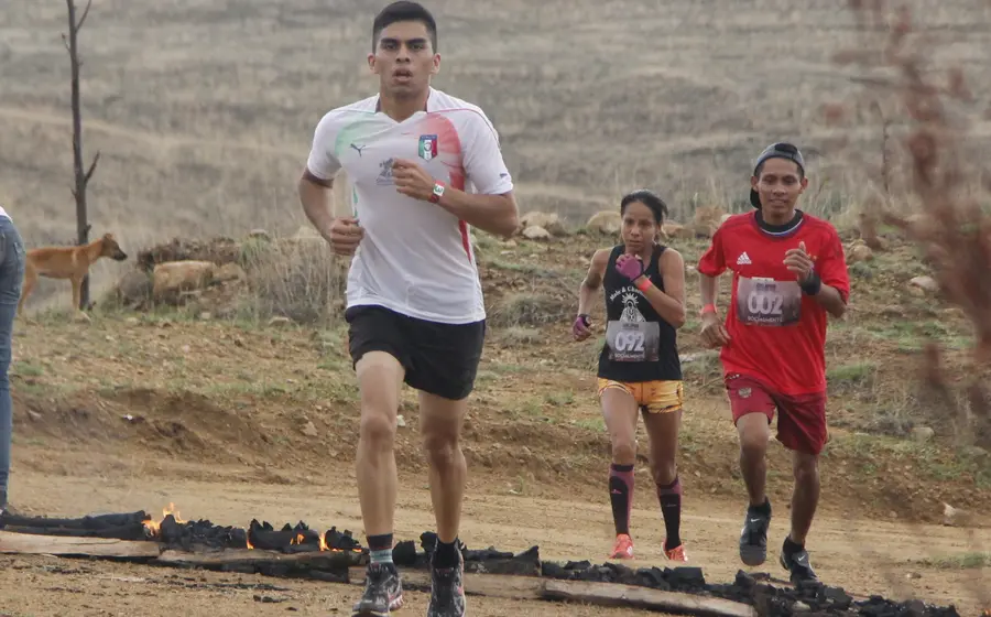 Corredores participan en la tradicional Carrera Atlética del Señor de Esquipulas, un evento deportivo que se celebra en San Juan Sayultepec.