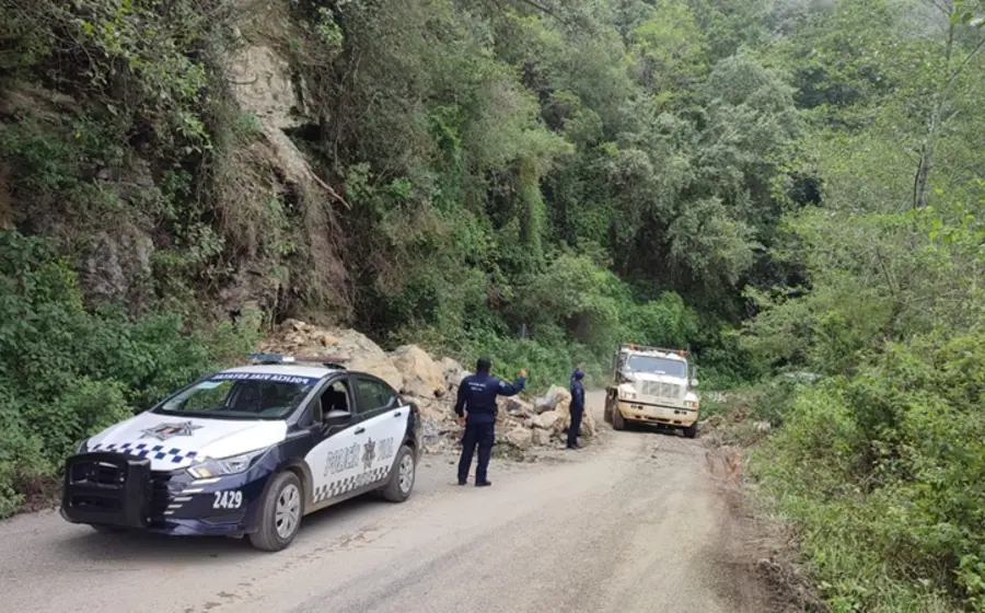 Una carretera en Oaxaca bajo condiciones climáticas adversas por el frente frío, ilustrando el llamado a los conductores para manejar con extrema precaución.