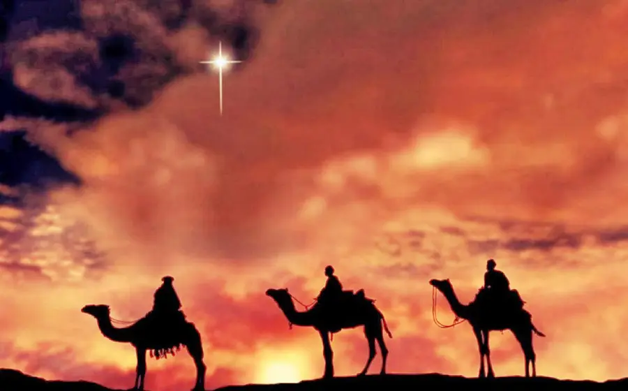 Una representación de la celebración de la Epifanía, conocida como Día de Reyes, que ilustra la manifestación y adoración a Jesús.