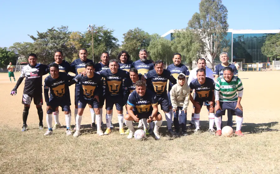 El equipo de fútbol Chapus Perza en acción durante el partido de la categoría Leyendas, donde consiguieron tomar la ventaja en el marcador.