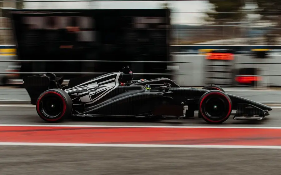 El piloto mexicano de Fórmula 1, Sergio 'Checo' Pérez, al volante mientras prueba por primera vez el nuevo monoplaza de Cadillac.