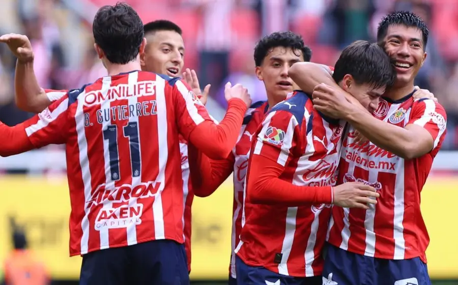 El equipo de Chivas celebra en la cancha tras igualar su mejor arranque de la década, un hecho que ilusiona a toda su afición.