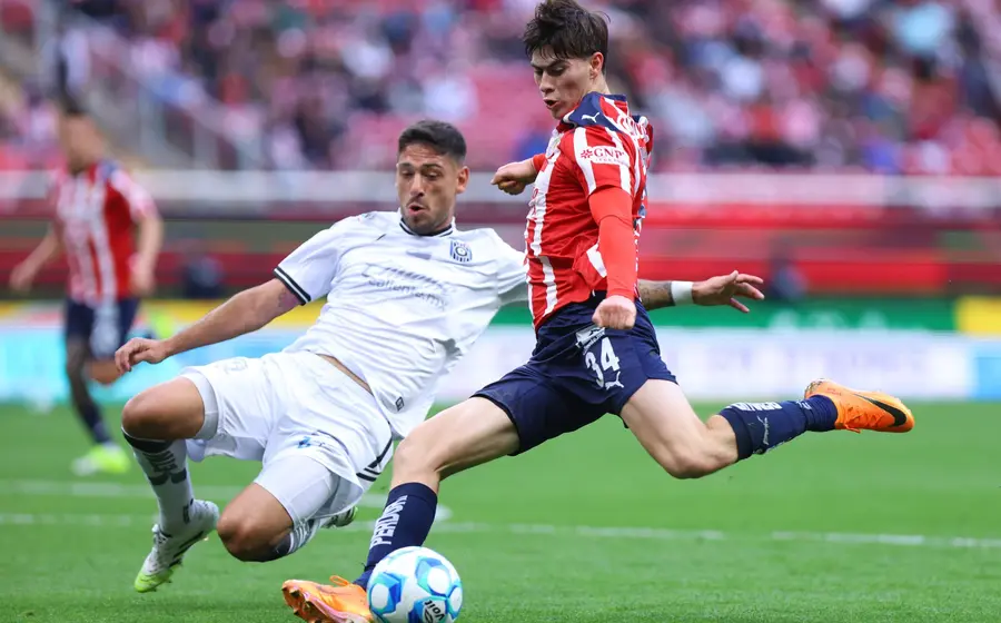Jugadores de las Chivas celebran su victoria contra Querétaro, resultado con el que recuperaron el liderato y se mantienen invictos en el torneo.
