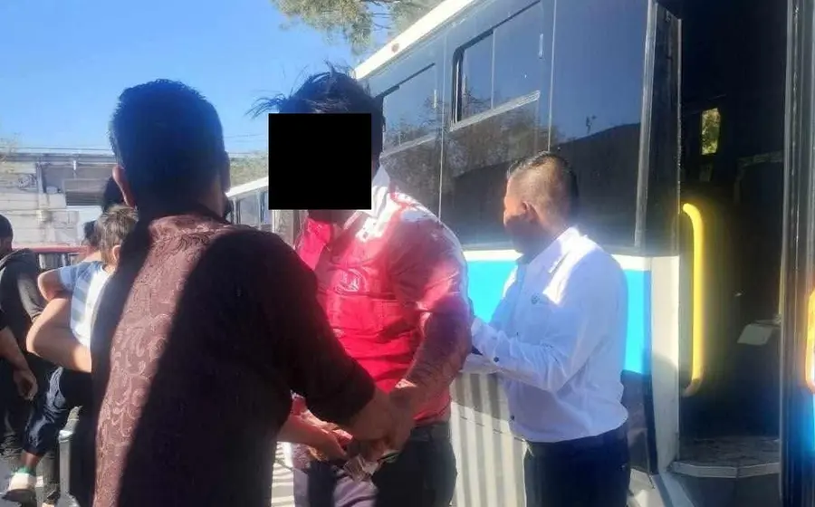 Escena de la agresión armada contra un chofer de transporte Halcón, ocurrida frente a la Ciudad Judicial en Reyes Mantecón, Oaxaca.