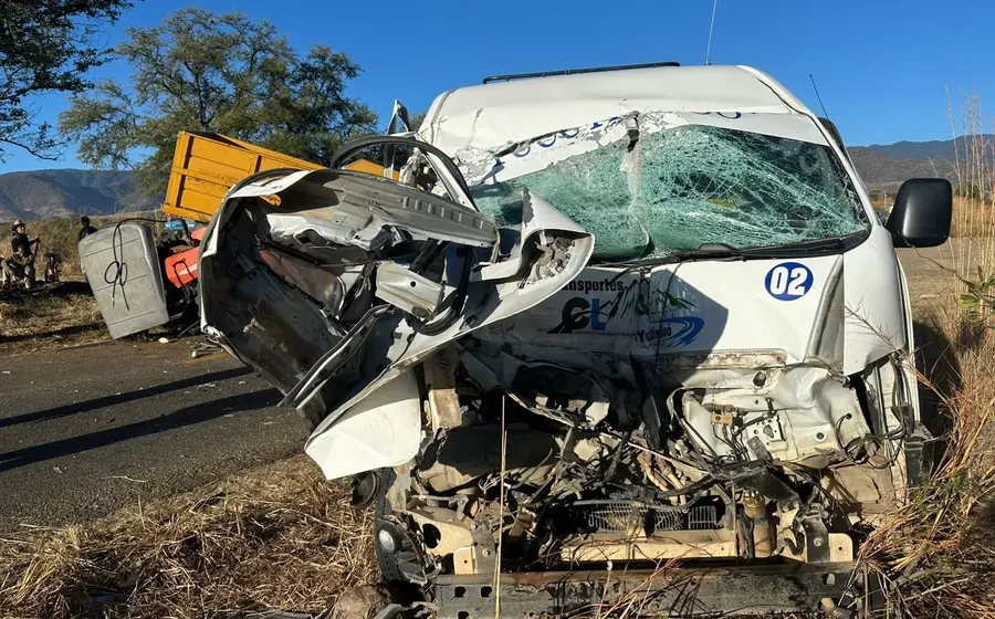 La parte frontal de una camioneta de pasaje completamente destruida tras el impacto en un choque contra un tractor que dejó cuatro heridos.