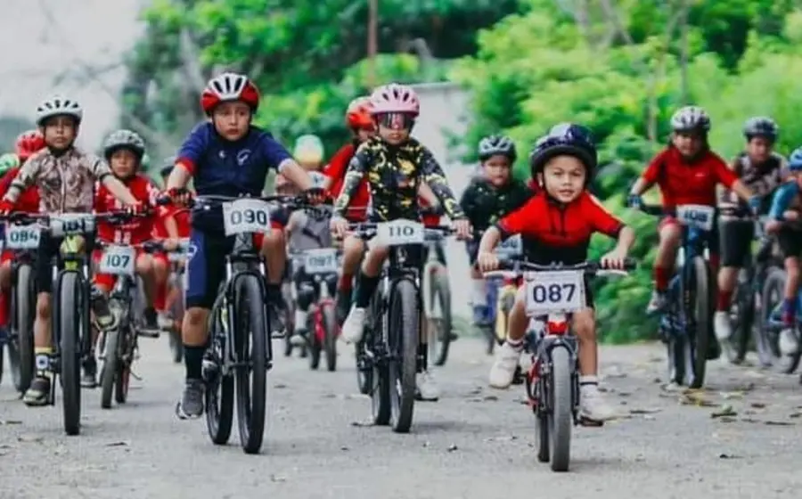 Niños ciclistas compiten en la primera fecha del serial de Ciclismo de Montaña infantil, celebrado en el municipio de Cuilápam de Guerrero.