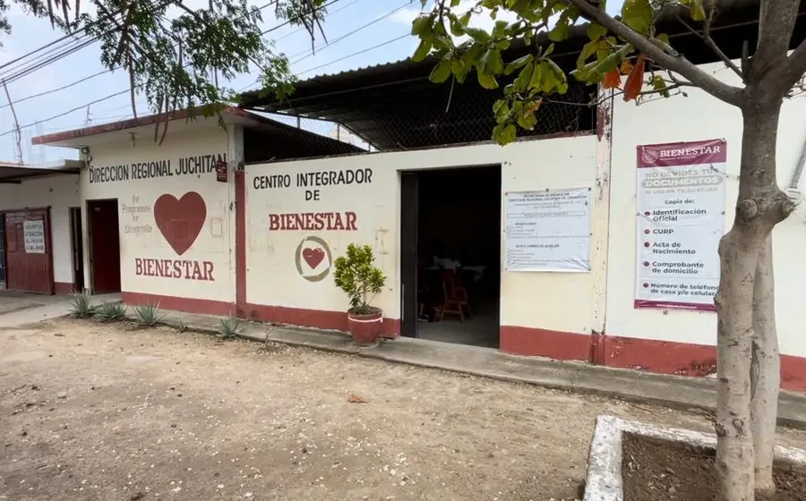 Fachada de la oficina delegacional de la Secretaría de Bienestar cerrada temporalmente, con sedes alternas en Santo Domingo Tehuantepec y Ciudad Ixtepec.