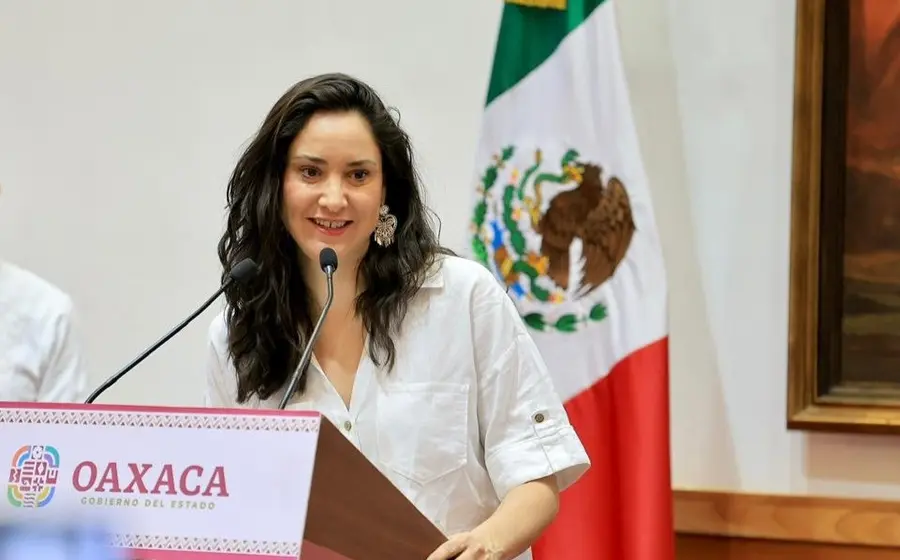 La secretaria de Cultura, Claudia Curiel de Icaza, durante un recorrido por el sitio arqueológico de la Tumba 10 de Huitzo en Oaxaca.