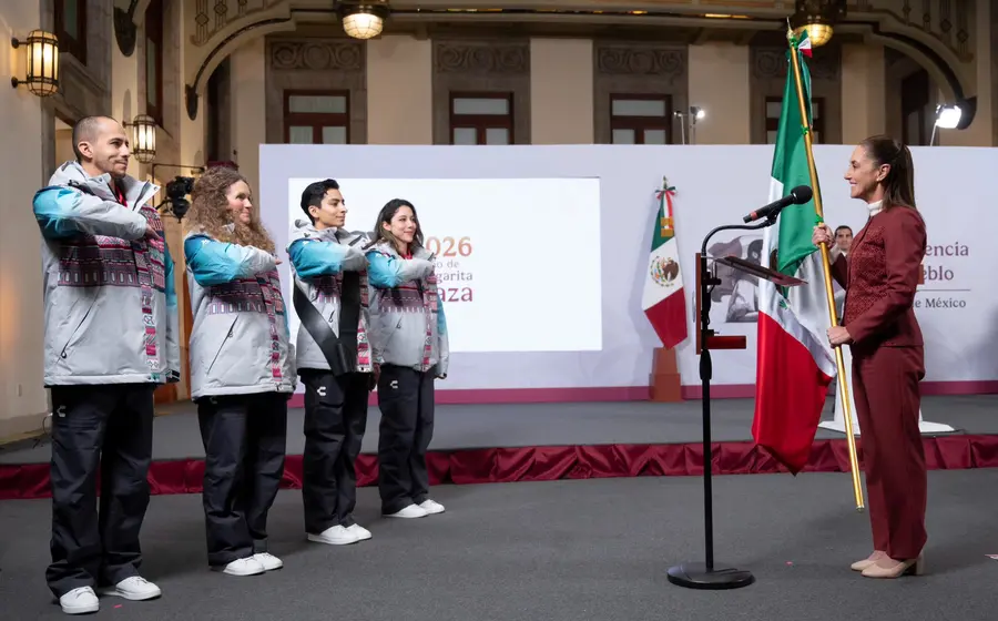 La presidenta Claudia Sheinbaum realiza el abanderamiento de la delegación mexicana, entregando la bandera nacional en una ceremonia oficial.