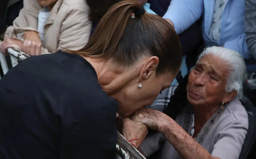 Claudia Sheinbaum entrega una tarjeta de la Pensión para el Bienestar a una persona adulta mayor en un evento en el Estado de México.