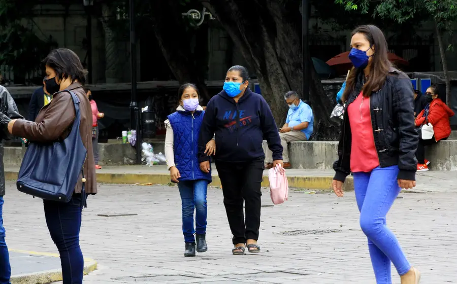 Una persona bien abrigada camina por una calle solitaria, ilustrando las bajas temperaturas que marcan el inicio del año 2026.
