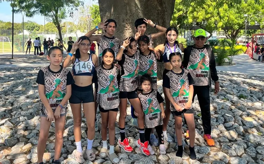 Integrantes del Club Espíritu Guerrero celebran su sobresaliente actuación durante el Festival Atlético realizado en la localidad de El Espinal.