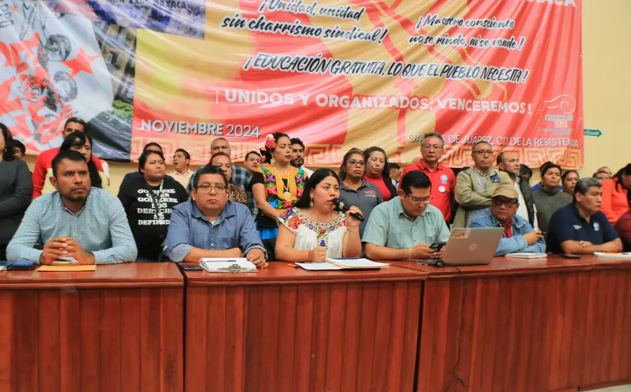 Integrantes de la Sección 22 de la CNTE durante una manifestación para reprobar el intento de imponer un régimen en Venezuela.
