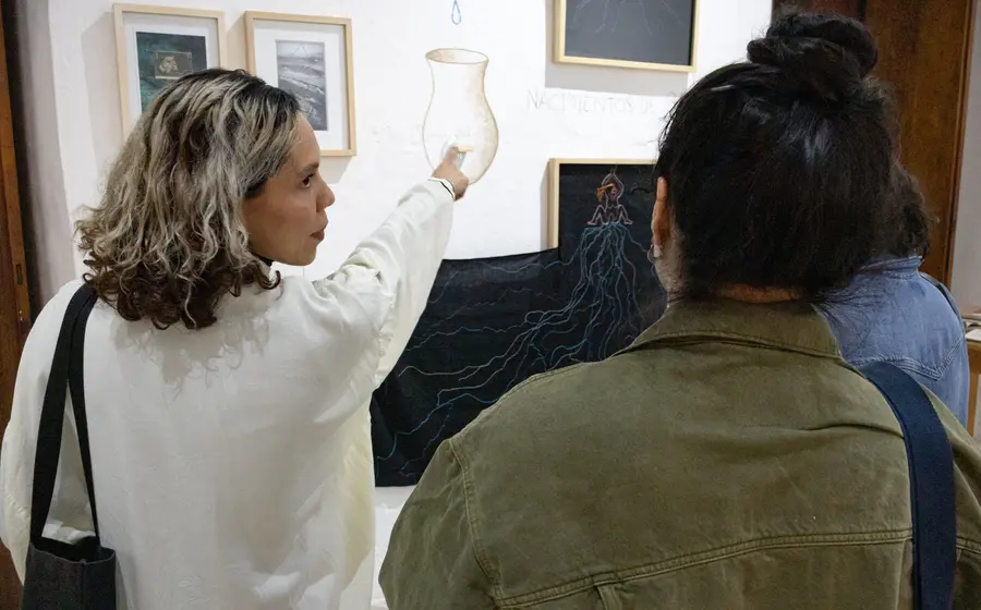 La artista Coco Charles presenta su obra 'Ritual de anclaje' en El Alacrán, como parte de su exposición sobre el mapa de sus ancestros.