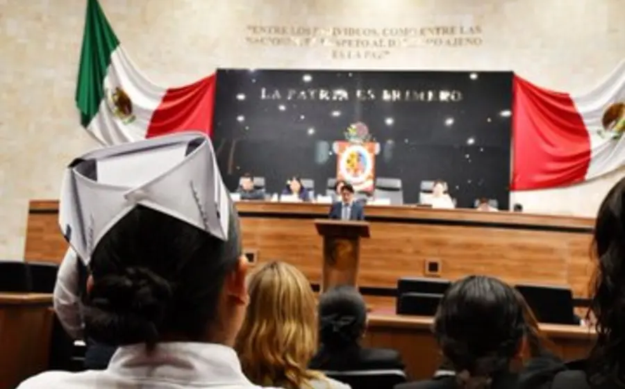 Funcionarios públicos de Oaxaca durante una comparecencia oficial para abordar los temas pendientes de formalización laboral y salud en el estado.