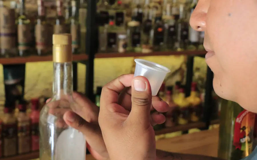 Imagen conceptual que ilustra el reto del consumo de alcohol en Oaxaca, donde el 36 por ciento de la población consume estas bebidas.