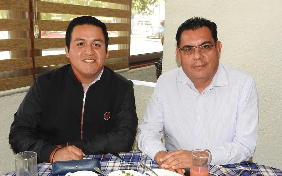 Rodrigo Velásquez Hernández y Benjamín Calvo firman un convenio de colaboración entre el Laboratorio Erlen y Apoyo Comunitario De Oaxaca A.C.