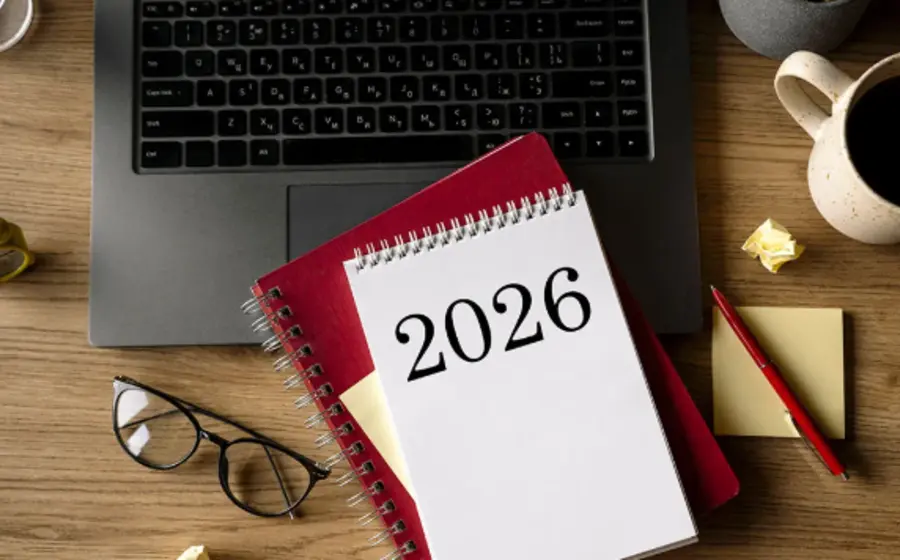 Una persona planifica sus propósitos de Año Nuevo para el 2026, considerando el costo financiero necesario para cumplir con sus metas.