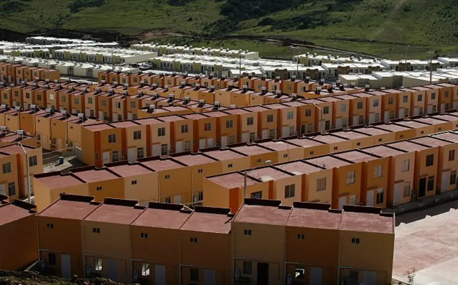 Fachada de una vivienda que ilustra la crisis de certeza jurídica que afecta a millones de hogares en México por falta de escrituras.