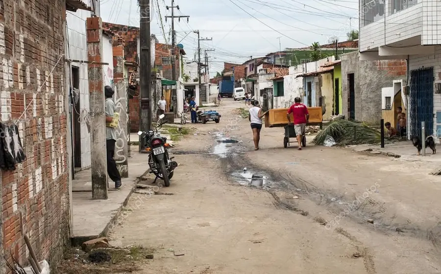 Crispín camina con pasos lentos y las manos en los bolsillos por las calles terregosas de su colonia, en las afueras de la ciudad.
