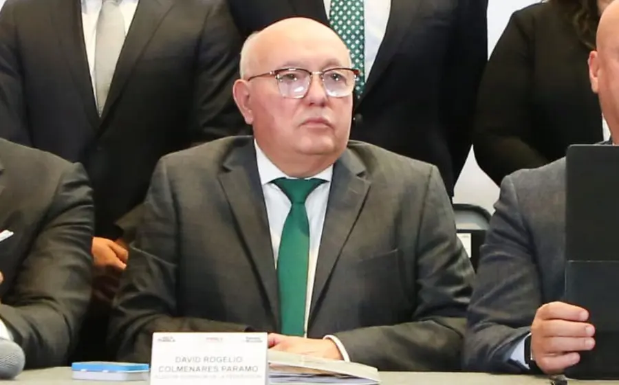 David Colmenares Páramo, auditor superior de la Federación, en un retrato fotográfico para un artículo sobre el valor de la educación social.